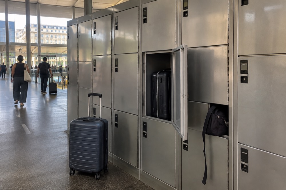 Rangées de casiers à bagages en libre-service dans une gare parisienne