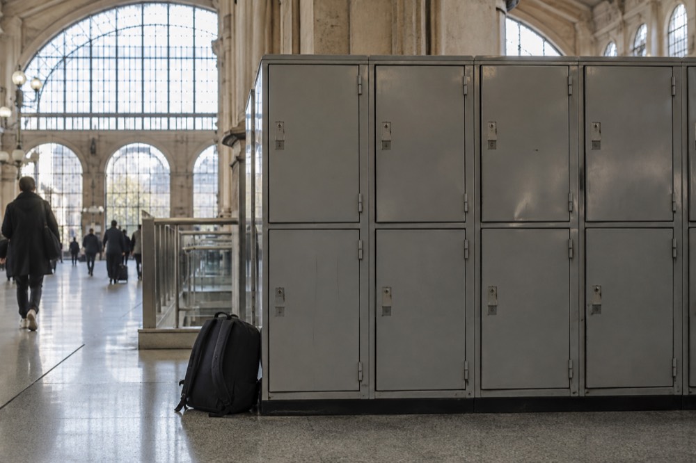 Une rangée de casiers métalliques à l'intérieur d'une gare parisienne