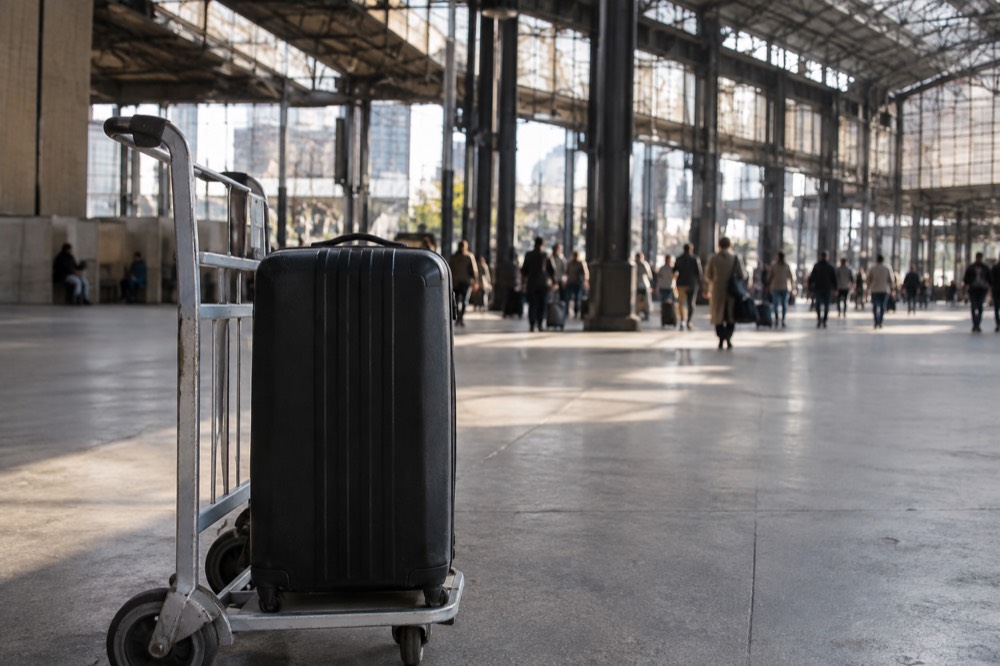 Une valise sur un chariot dans le hall d'un aéroport près de Paris