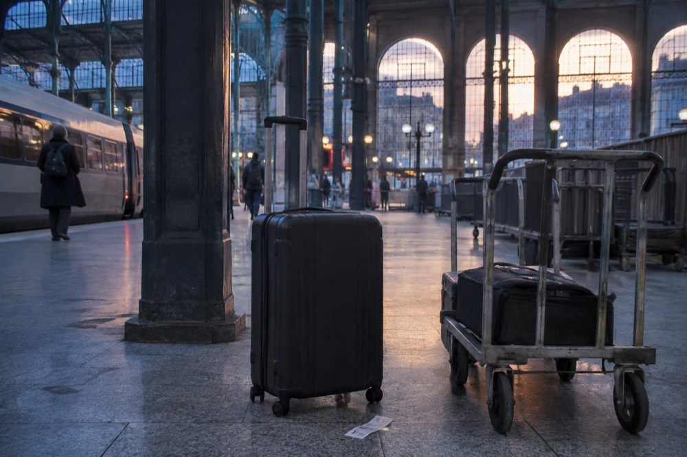 La valise d'un voyageur qui attend dans un hall de gare parisien vide