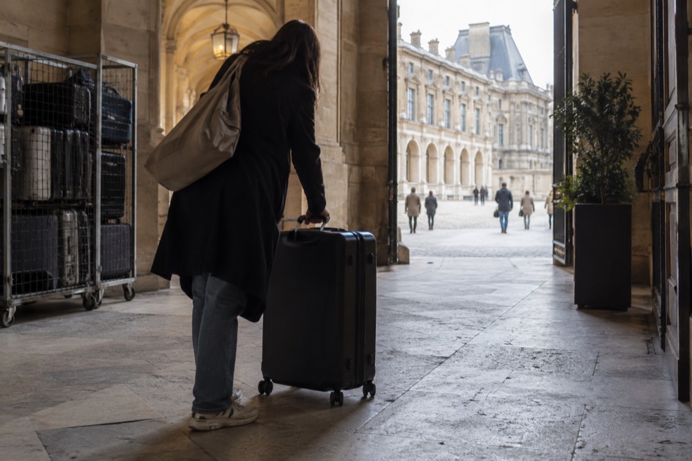 Une valise laissée au comptoir d'un point de consigne parisien
