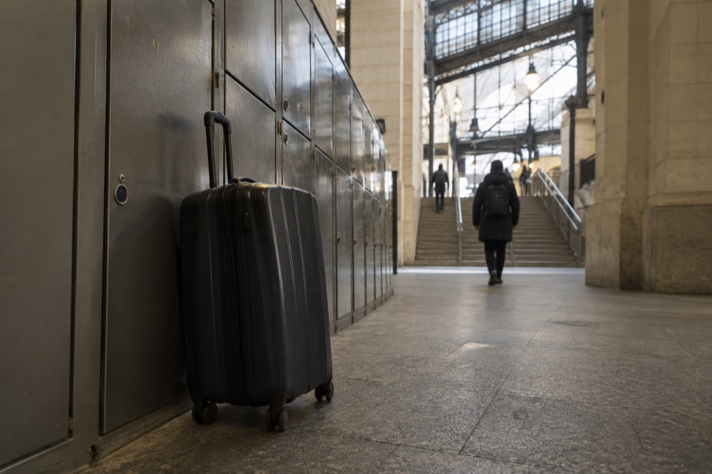 Des rangées de casiers en libre-service le long d'un couloir de gare