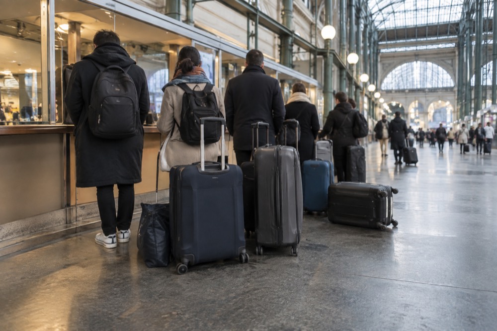 Voyageurs faisant la queue avec leurs valises à une consigne du hall inférieur de Gare du Nord