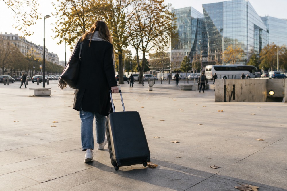 Un large boulevard près de Porte Maillot avec une valise tirée sur le trottoir