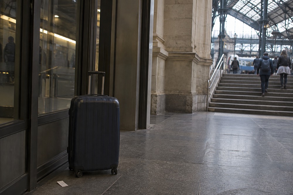 Un quai de métro à Paris avec une valise posée près des portes palières