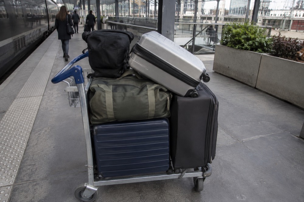 Valises chargées sur un chariot sur un quai de navette d'aéroport près de Paris