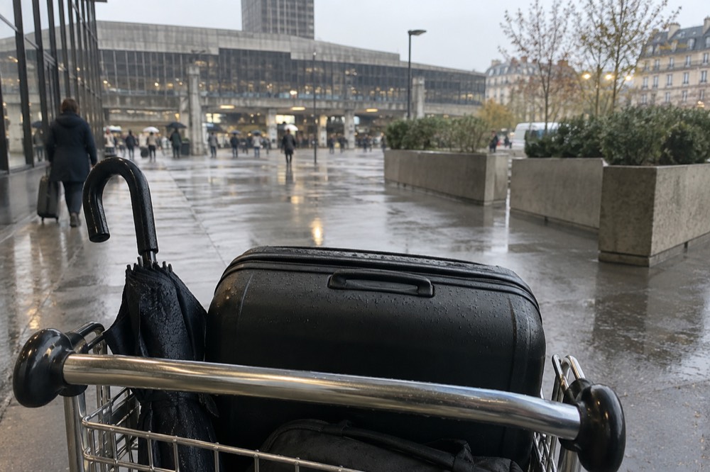 Une valise sur un chariot dans un couloir de terminal d'aéroport près de Paris