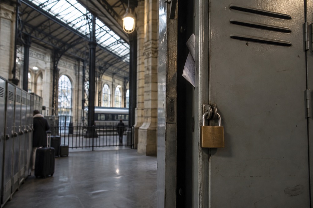 Une porte de casier cadenassée avec un reçu imprimé glissé dans le cadre