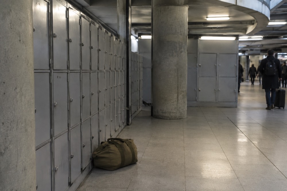 Intérieur d'une salle de casiers de consigne à bagages sécurisée