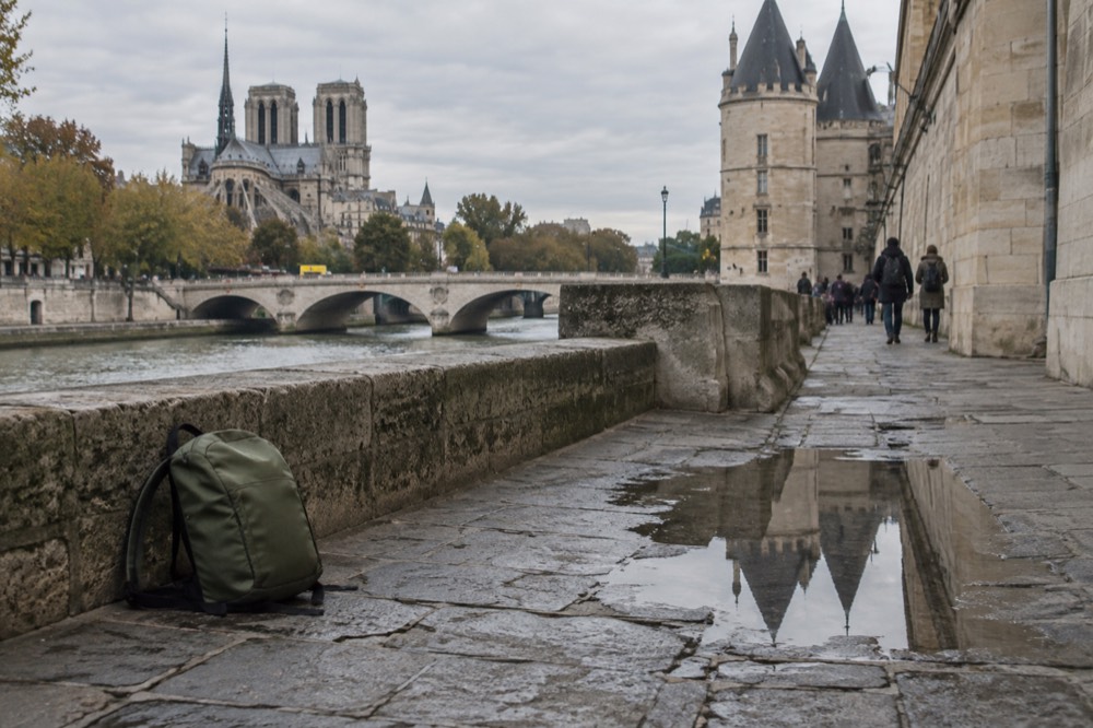 Un sac à dos sur le quai de pierre à côté de la Conciergerie à Paris