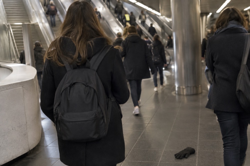 Un petit sac à dos dans une cour d'entrée bondée à Versailles